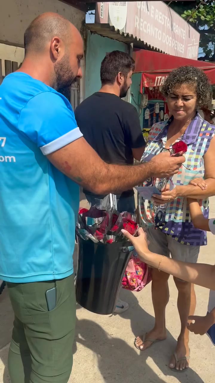 Entrega de uma rosa durante a ação de Dia das Mães da InfoSmart