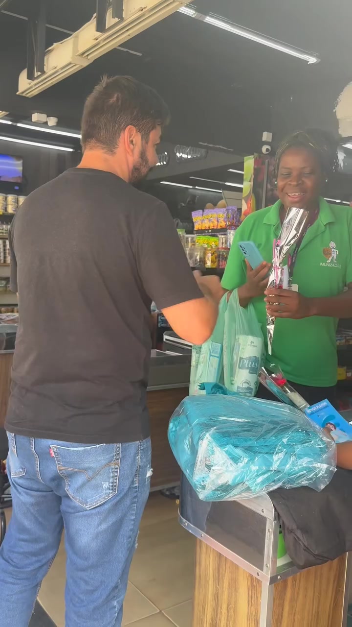 Uma rosa entregue pela equipe InfoSmart na homenagem às mães